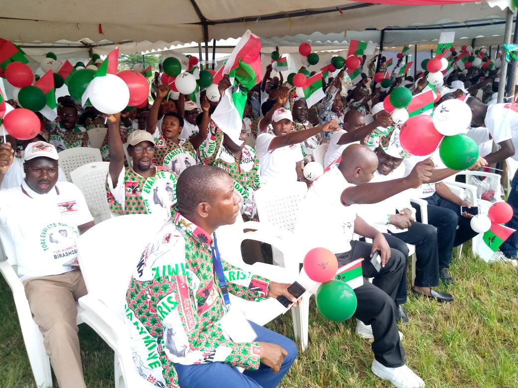 CnddFddMuramvya's tweet photo. Les Bagumyabanga de @MuramvyaProv ont rejoint la marée humaine des membres du parti @CnddFdd venus de tous les coins pour participer dans les cérémonies de clôture de la campagne électorale à l'ETS #Kamenge.
Le Bon Dieu a manifesté encore une fois sa présence.
#ToraNum1 https://t.co/ZBDxDfif2J