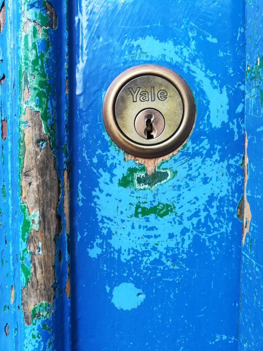 funnyweepics's tweet photo. Lots of comings and goings. #bluedoor #wornpaint #oldpaint https://t.co/YqHJJqzcIg