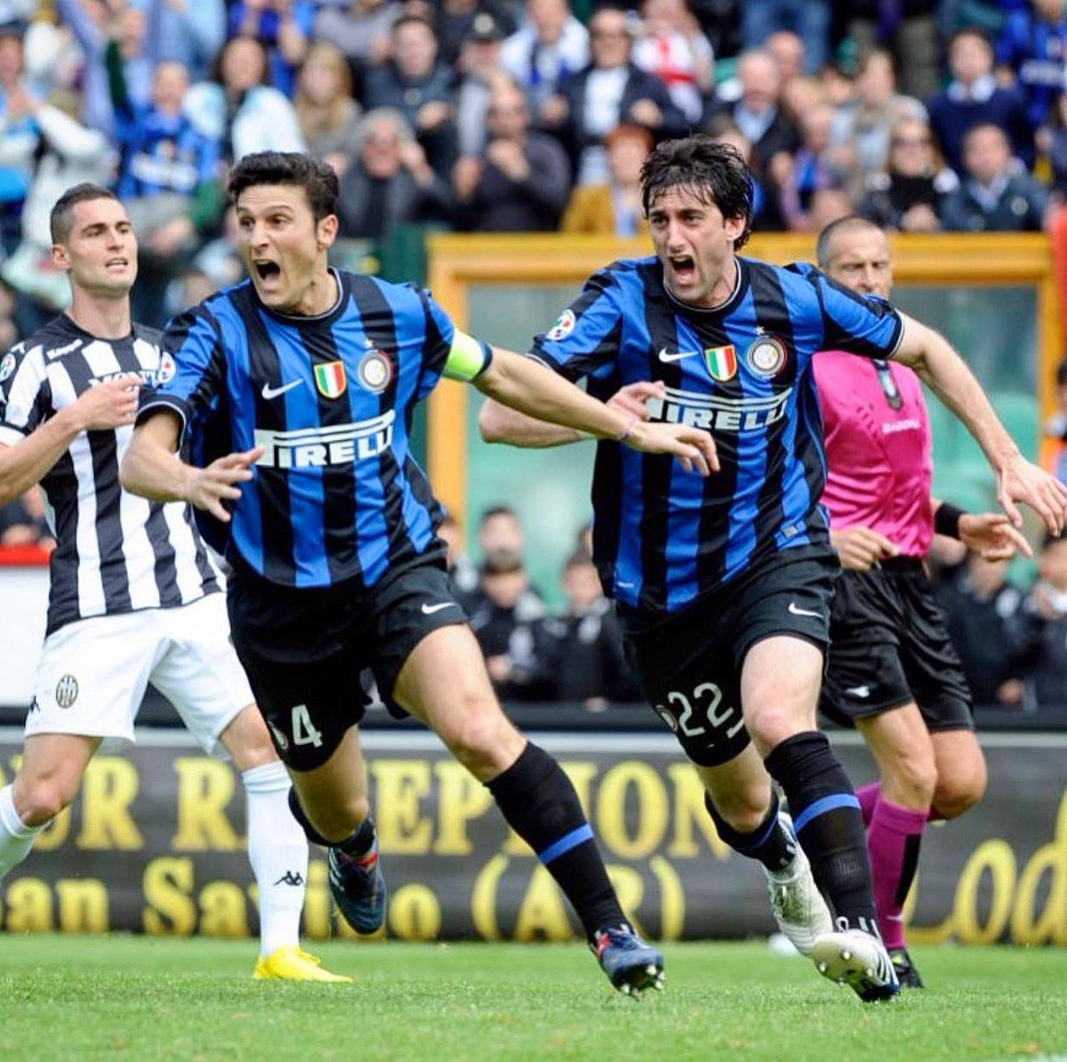 javierzanetti's tweet photo. L’attimo di un gol che vale uno scudetto, la sensazione di fare la storia: un’emozione mai così speciale! ⚫️🔵🇮🇹 @inter #Triplete2010 #scudetto #campioniditalia #sienainter #timeless2010 https://t.co/F1IJ0qxjxb