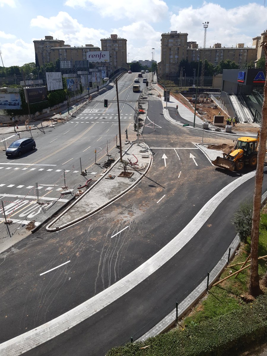 ¿Cómo vamos a conseguir una Sevilla Verde con rotondas hormigonadas? Cruce Pueblo Saharaui-Alcalde Manuel del Valle <a href="/Ayto_Sevilla/">Ayuntamiento de Sevilla</a> <a href="/RedClima/">Red Sevilla por el Clima</a>