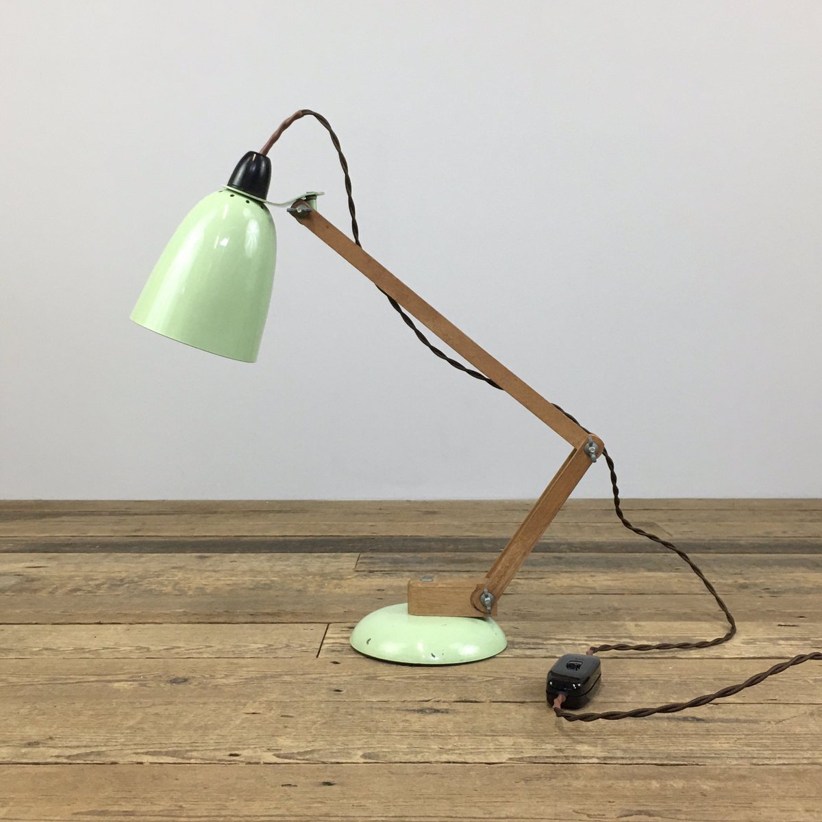 RailwayCotAntiq's tweet photo. Morning World 👋🏼🙂
A Terrence Conran Maclamp. It’s already a design classic, but add in that colour and Ay, caramba!😍 https://t.co/aAm5Bm4sQU
#maclamp #terrenceconran #habitatlamp #green #vintagelighting https://t.co/tnmThgs8vH