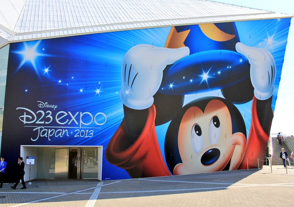 Deco ディズニーの音が好き D23 Expo Japan 13の写真です といっても中は殆ど撮影禁止なのであまり写真ないんですが アンバとミラコを行き来する専用のバスがあって 車内もd23でした ウォルト ディズニー アーカイブス展や人気グッズがある