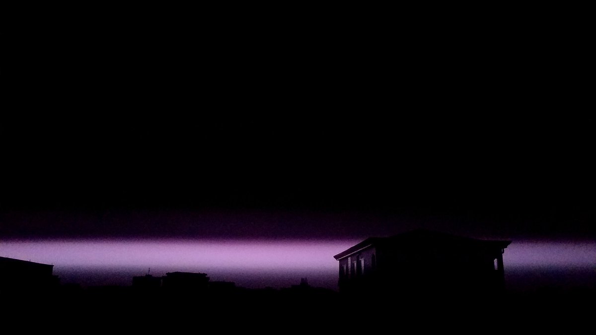 ETAMBA's tweet photo. Alors que Eneo en avait rajouté à la noirceur de la nuit, un orage battait son plein. Il me vint donc l'idée de filmer les éclairs. Avec un téléphone, un S7. 
Premiers essais... https://t.co/rCPDFypjer