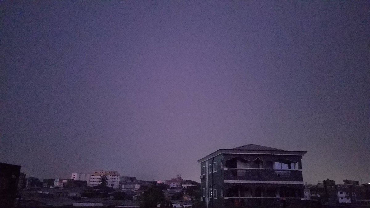 ETAMBA's tweet photo. Alors que Eneo en avait rajouté à la noirceur de la nuit, un orage battait son plein. Il me vint donc l'idée de filmer les éclairs. Avec un téléphone, un S7. 
Premiers essais... https://t.co/rCPDFypjer