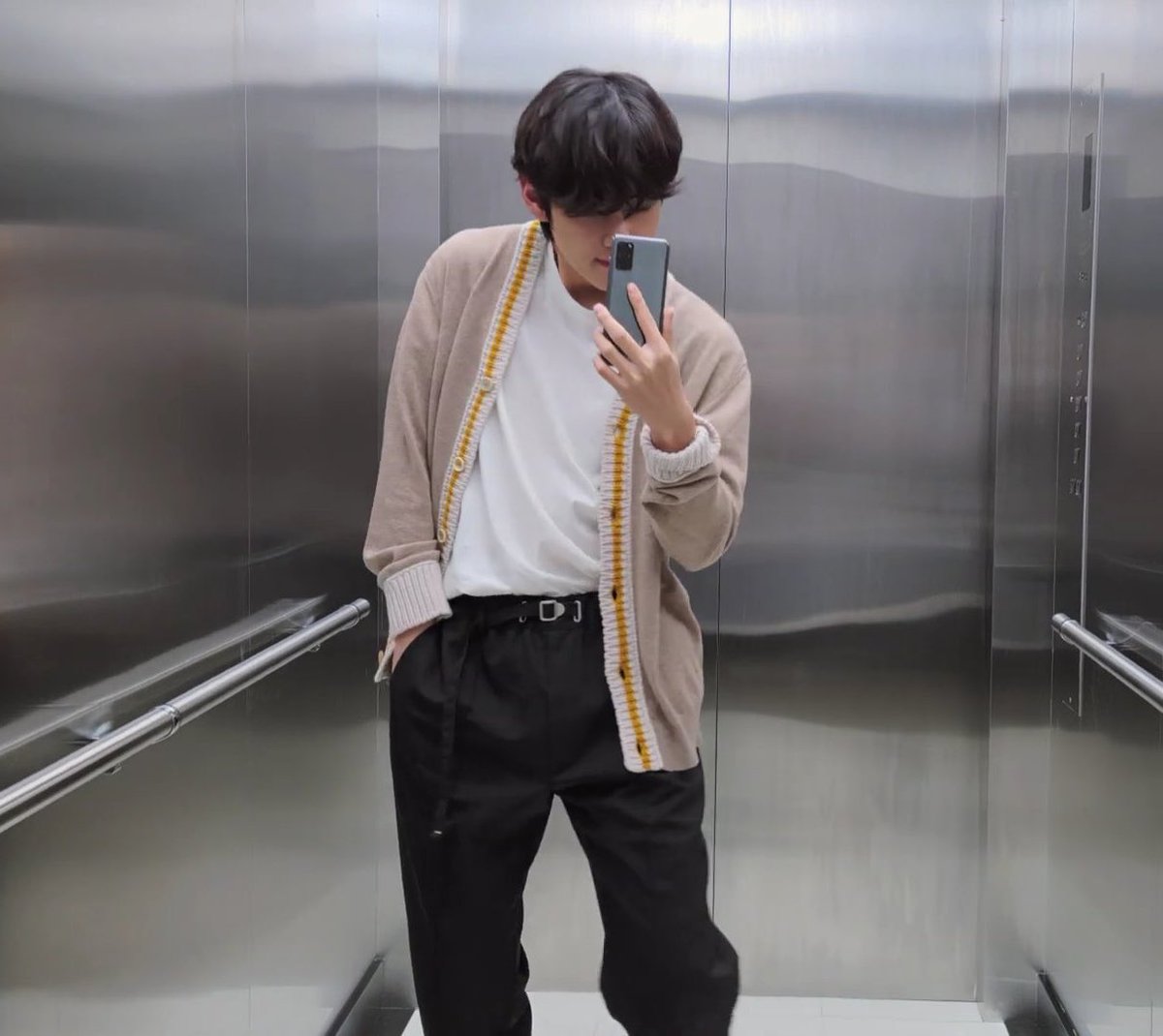 ピノ 突然ですが 皆さま周知の上かと思いますが キムテヒョンくんの私服は素晴らしいですよね Dnaらへんはとても個性的な ファッションが多く The Gucciって感じでしたけど 個人的にここらへんがドストライクと言いますか ええ とても 素晴らしいの