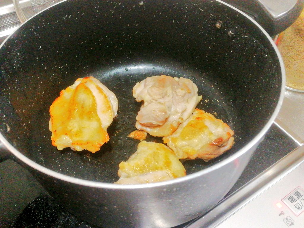 gishiru's tweet photo. 皮に焼き色をつけます。

焼きすぎるとカラダに良くないとはいえ、この香ばしさは捨てがたい。

せめて皮だけでも焼く♪ https://t.co/C2tjJWShn2