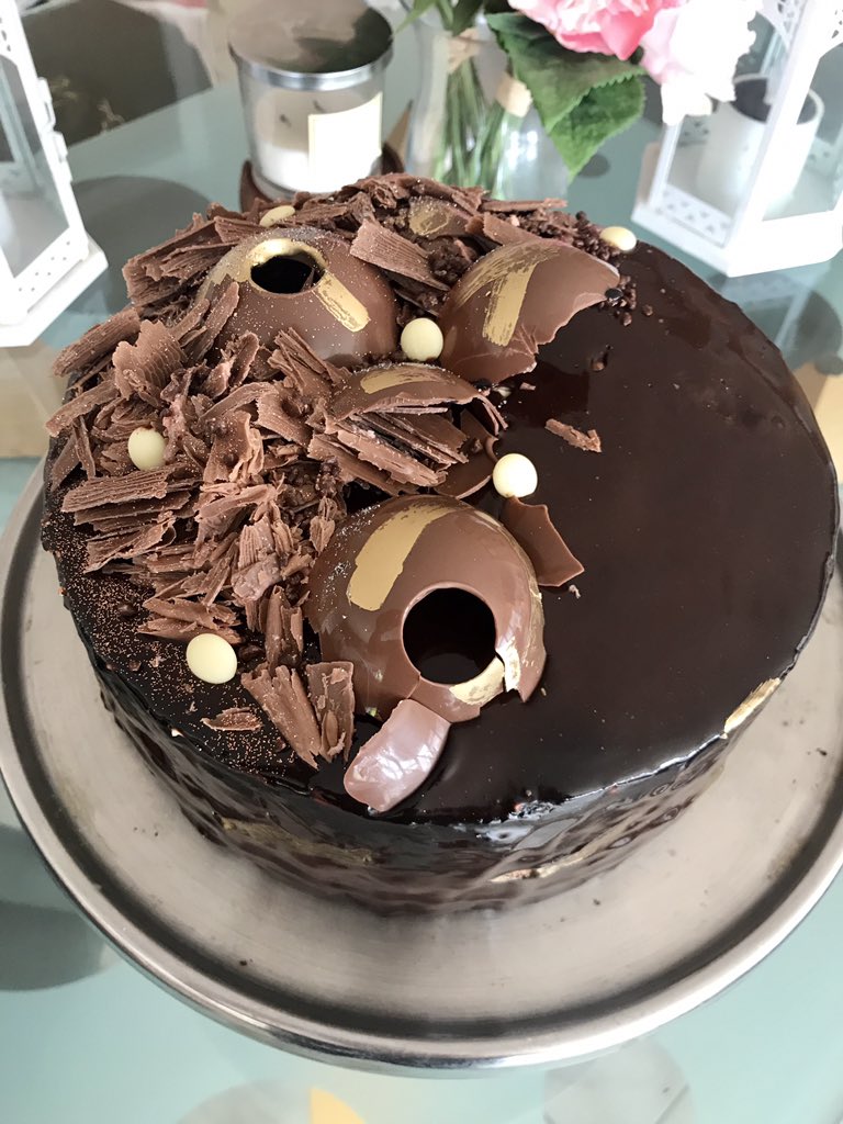 pantrychef's tweet photo. Happy birthday @NicolaKerrSmall when you have to work through the night to make your wife surprise birthday cake #never again #chefsofinstagram
#thestaffcanteen
#chefroll
#isolationChef
#chefnetwork https://t.co/8JyRjwHnr4