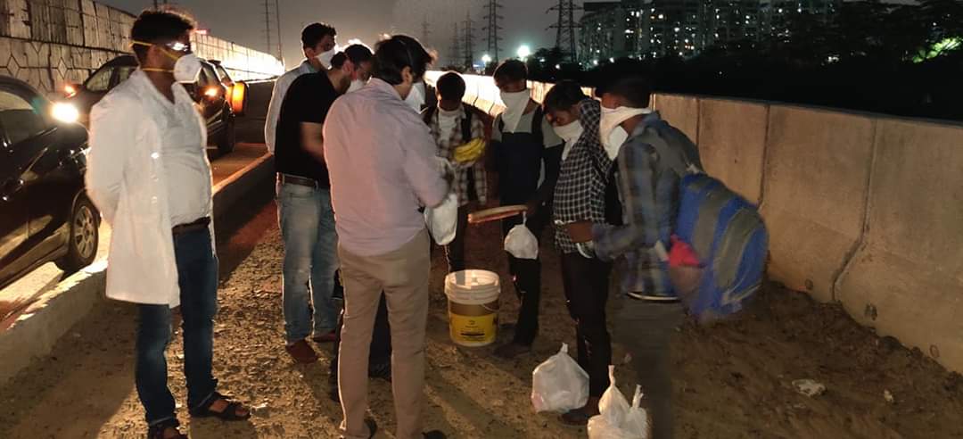 And we only started feeding them along with treating them.
Doctors of Safdarjung Hospital contributed a small help to migrant workers in the form of more than 200 medical first aid kits,food packets,slipper,milk packets for children&amp;sanitary kits for women.
Great work by <a href="/RDA_SJH/">RDA VMMC & Safdarjung Hospital</a>