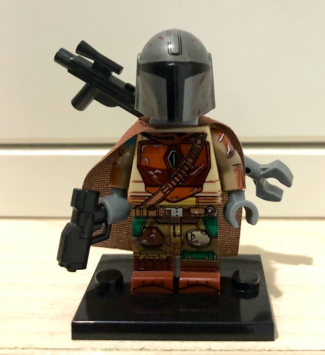 OneDollarLego's tweet photo. You might have guessed what it is. It’s The #Mandalorian from the MW brand. In his beat up armour of course.

And what’s #Mando without #BabyYoda!

Fits into his hand. The body is based on #Lego’s baby body. Head is custom. 3 cloth capes: 1 for Mando and 2 for Baby.

#LegoWill https://t.co/epBWNDUicP