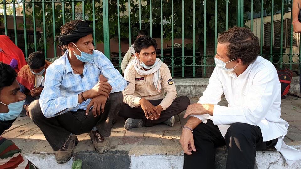 INCIndia's tweet image. The pain of the people can only be understood by leaders who care. Here are a few glimpses of Shri @RahulGandhi interacting with migrant labourers in Delhi.

#RahulCaresForIndia