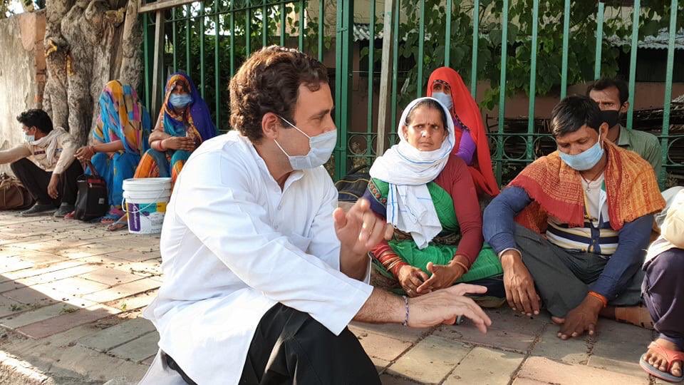 INCIndia's tweet image. The pain of the people can only be understood by leaders who care. Here are a few glimpses of Shri @RahulGandhi interacting with migrant labourers in Delhi.

#RahulCaresForIndia