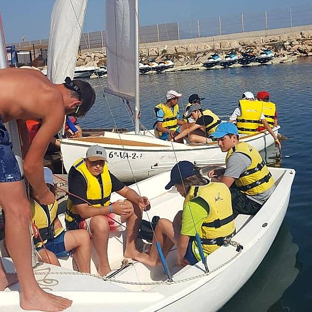 Englishyoucan's tweet photo. Ponte el sombrero de capitán y zarpemos. Navega por esta divertida actividad con nosotros.⛵⛵ 

#Sailing #Vela #CampamentoNáutico #CampamentosEnValencia #AprenderIngles #InglesParaNiños #LearnEnglish #Surf #PaddleSurf #Valencia #Oliva #Kayak #Aquapark 

https://t.co/CHSqklpE9w https://t.co/Np2NZaOdzS