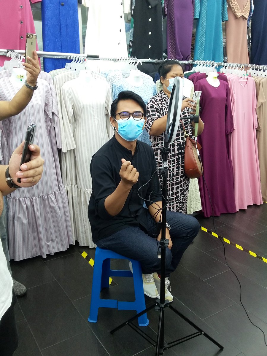 Sharmsoul's tweet photo. Penat jugak keje arini demi sesuap rendang kerang dihari raya ๐
#ADayInTheLifeOfAPublicist #BridgeBroadlyPR https://t.co/8qHUceVoy2