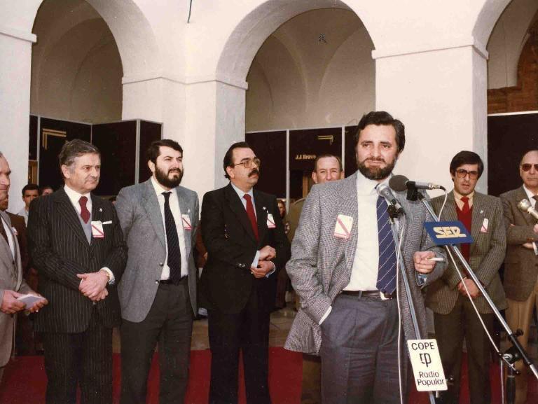 Día muy triste en #CórdobaEsp tras confirmarse el fallecimiento del ex alcalde Julio Anguita un referente político a nivel nacional, siempre fiel a sus ideas y sobre todo una persona muy querida por todos los cordobeses. Descanse en paz.