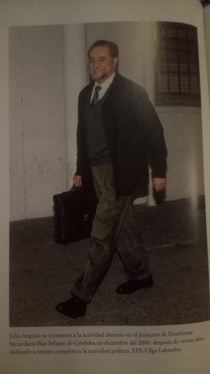 FonsiLoaiza's tweet photo. Julio Anguita volvió a dar clase cuando dejó la política. Se jubiló como maestro de historia. No cambió de coche ni de casa. Rechazó pensión como exparlamentario y fondos de pensión privados. Vivió con pensión de maestro. Ha muerto a los 78 años. Queda por siempre su ejemplo. DEP https://t.co/3uB6U1W2iR