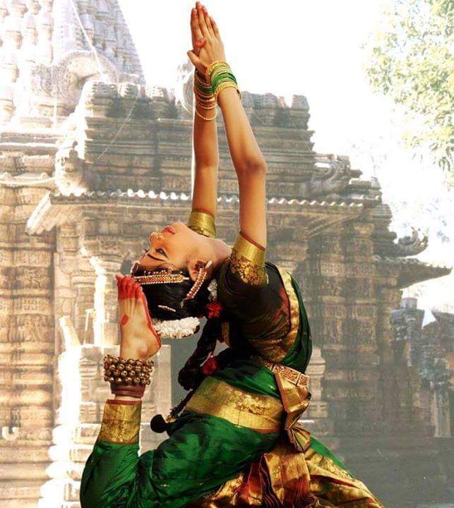 I Dance forms of India A Thread IBharatanatyam:The Classical dance evolved from the ancient temples of Tanjavoor across centuries a rich & Vibrant temple tradition that is continuously renewed! @LostTemple7  @Lost_History1  #IncredibleIndia