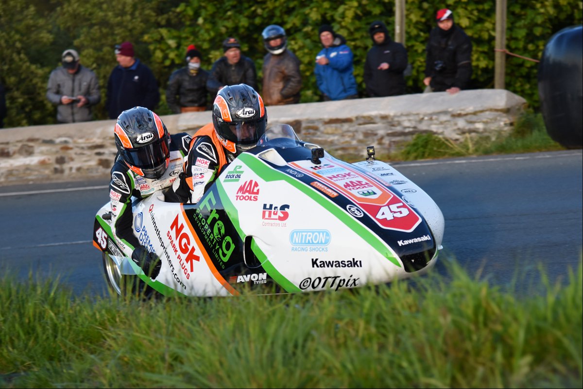 OTTpix's tweet image. Maria Costello and Julie Canipa, on a late run over the mountain as the Manx midgies come to life #TT2019 #herecomethegirls #SlideySaturday💪🇮🇲