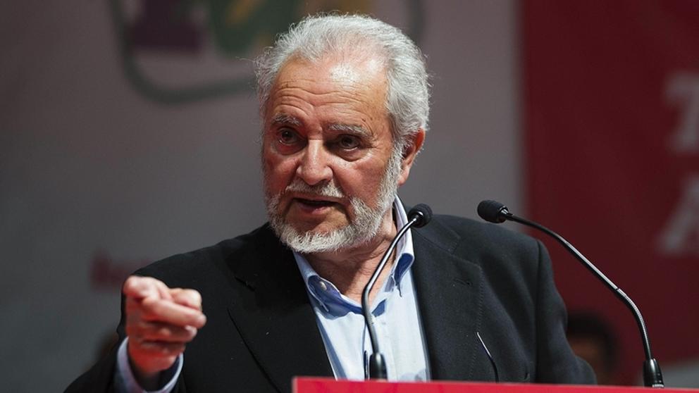 Loulogio_Pi's tweet photo. Triste por la muerte de Julio Anguita. Orador inconmensurable, político de una raza ya extinta, donde la palabra y la reflexión se sobreponen al " Y tú más "
Convencía en media charla a sus adversarios ideológicos. 
Descanse en paz. https://t.co/IOaCcg8LY0
