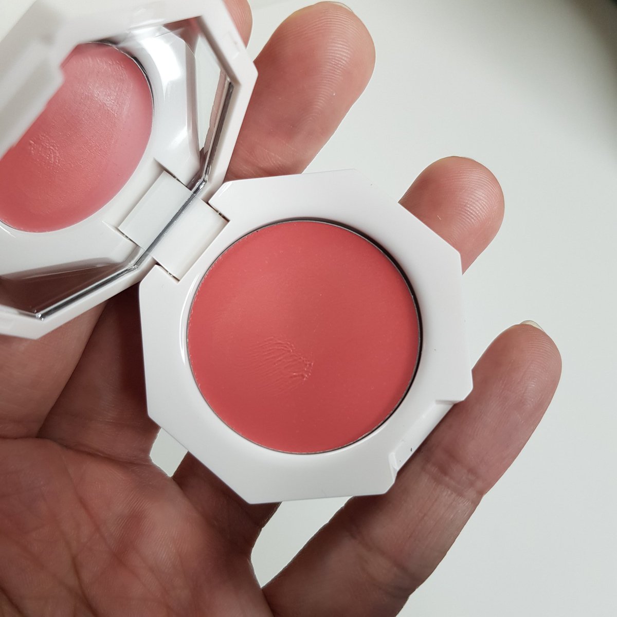 PoshOfficial8's tweet photo. CREAM BLUSH ล่าสุดจาก @fentybeauty ทดลองใช้ผิวผู้ชาย ทั้งในไฟและแสงธรรมชาติ สีที่ใช้ 02 Petal Poppin โดนตกเพราะ @rihanna ทาโชว์บนยูทูป มีทั้งหมด 10สี ตำตามได้ที่ @thaisephora  #ใช้ดีบอกต่อ #เครื่องสําอาง #Rihanna #ใช้จริงรีวิวจริง #ใช้เองรีวิวเอง https://t.co/kGQahvMuYw