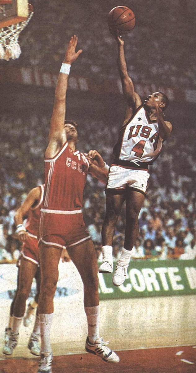 FIBA's tweet photo. Muggsy Bogues (1.60 m) vs Arvydas Sabonis (2.21 m)

Iconic 📷 https://t.co/otLsDEA5Il