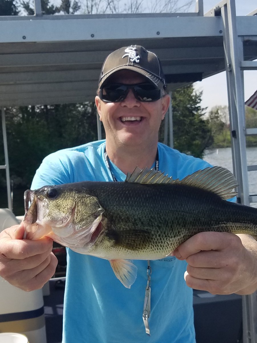 DannyMacShow's tweet photo. Big fish of our nine hours on the water, 17"... a smidge under four lbs I suspect. Nice hook set @treeputtgene ! #HookSetsAreFree https://t.co/YMIt3mhmFC