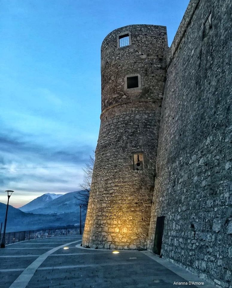 Il fascino della cinta muraria del #CastelloDiCelano al tramonto. #abruzzo  Foto di Arianna d'Amore <a href="/YourAbruzzo/">Visit Abruzzo</a> <a href="/paesaggiabruzzo/">Paesaggi d'Abruzzo</a> <a href="/Italia/">Italia.it</a> <a href="/Italia_jpn/">Italia.it JP (イタリア JP)</a> <a href="/VisitAbruzzo_uk/">Your Abruzzo</a> <a href="/DiscoverAbruzzi/">Discover Abruzzo</a> <a href="/Italia_fra/">Italia.it FR</a> <a href="/Italia_aut/">Italien AUT</a> @I__Love__Italy <a href="/paesionline/">PaesiOnLine</a> <a href="/BorghiPiuBelli/">Borghi+belli Italia</a> <a href="/BorghiAutentici/">Borghi Autentici</a> #16maggio