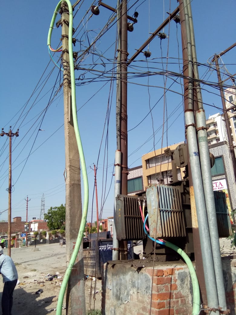 GkpXen's tweet photo. Transformer maintenance at Moglaha, medical road @PuVVNLgkp_urban @cedgkp @eudd2_gkp https://t.co/7zIEsVqVEC