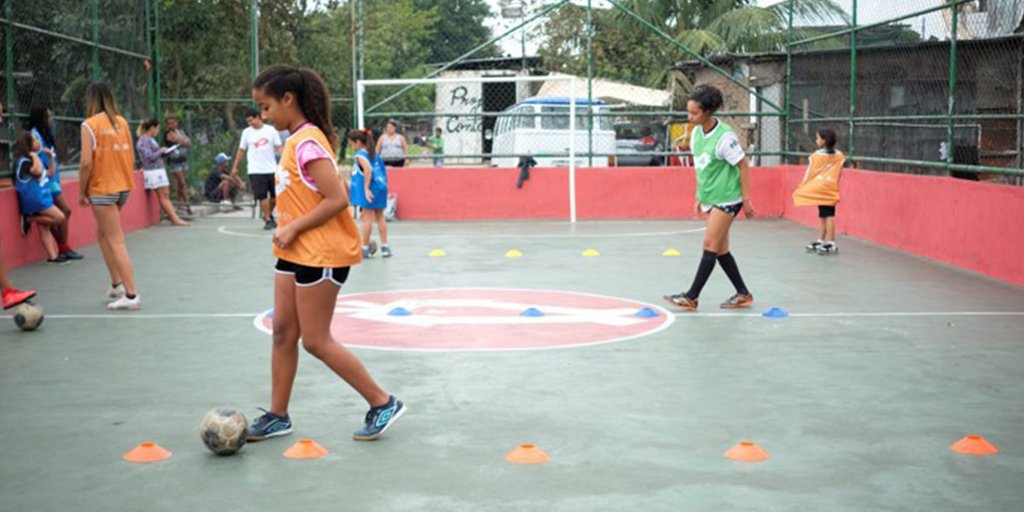 Signify_Latam's tweet photo. Fomentar una vida activa y saludable para todos. Signify donó luces LED de inundación a una cancha de fútbol en Alemoa, favela de Sao Paulo, Brasil
.#DíaInternacionalDeLaLuz #LightIsEssential #SharingThePowerOfLight https://t.co/zHJWpDqSlv