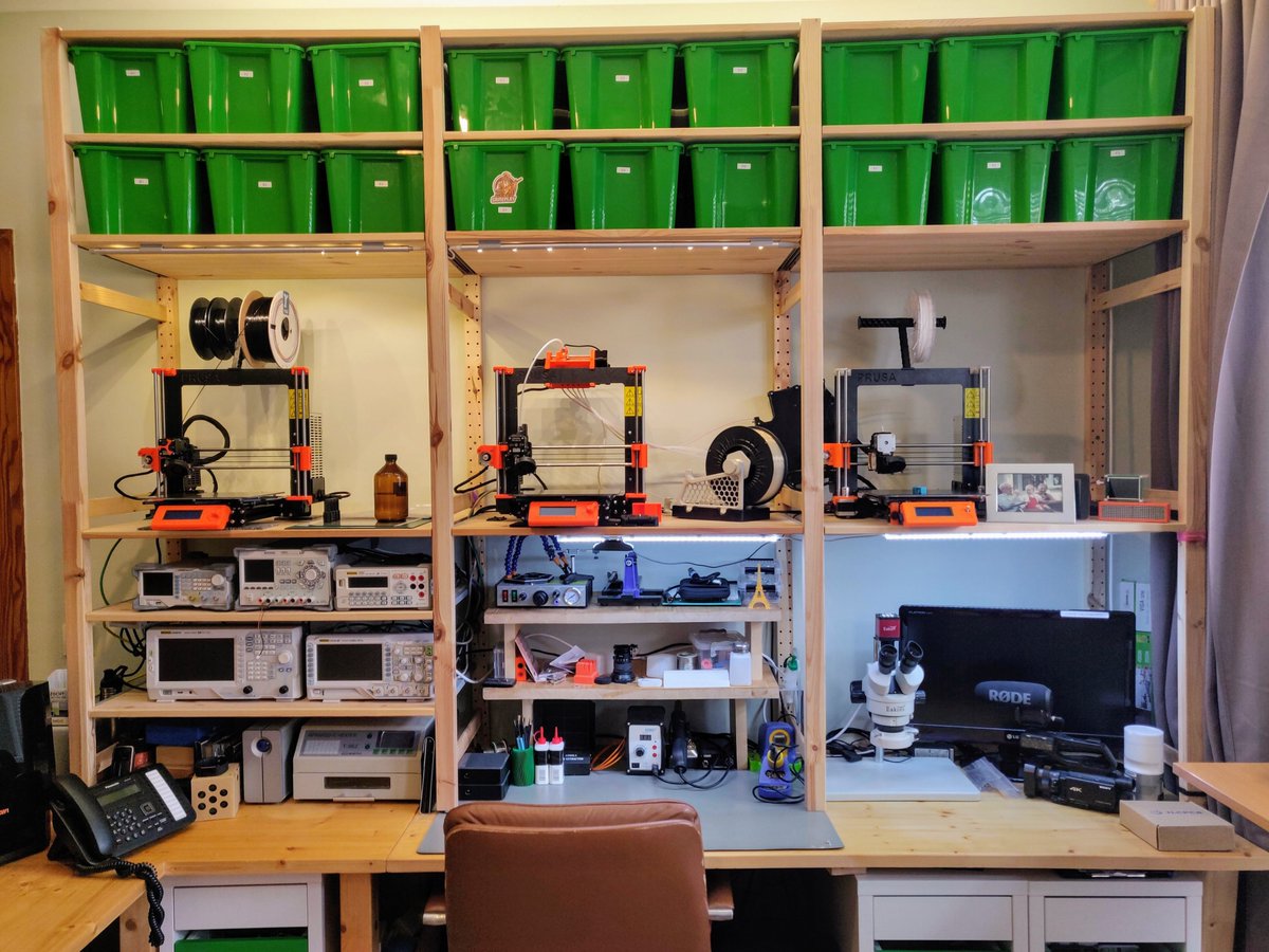 lacavediy's tweet photo. Petit #SETUPconfinement beaucoup moins gamer que les autres, mais très très geek ! Je suis electronicien et je travaille à la maison depuis des années, du coup plus confortable pour se confiner ;) https://t.co/RcoBnyPmJf
