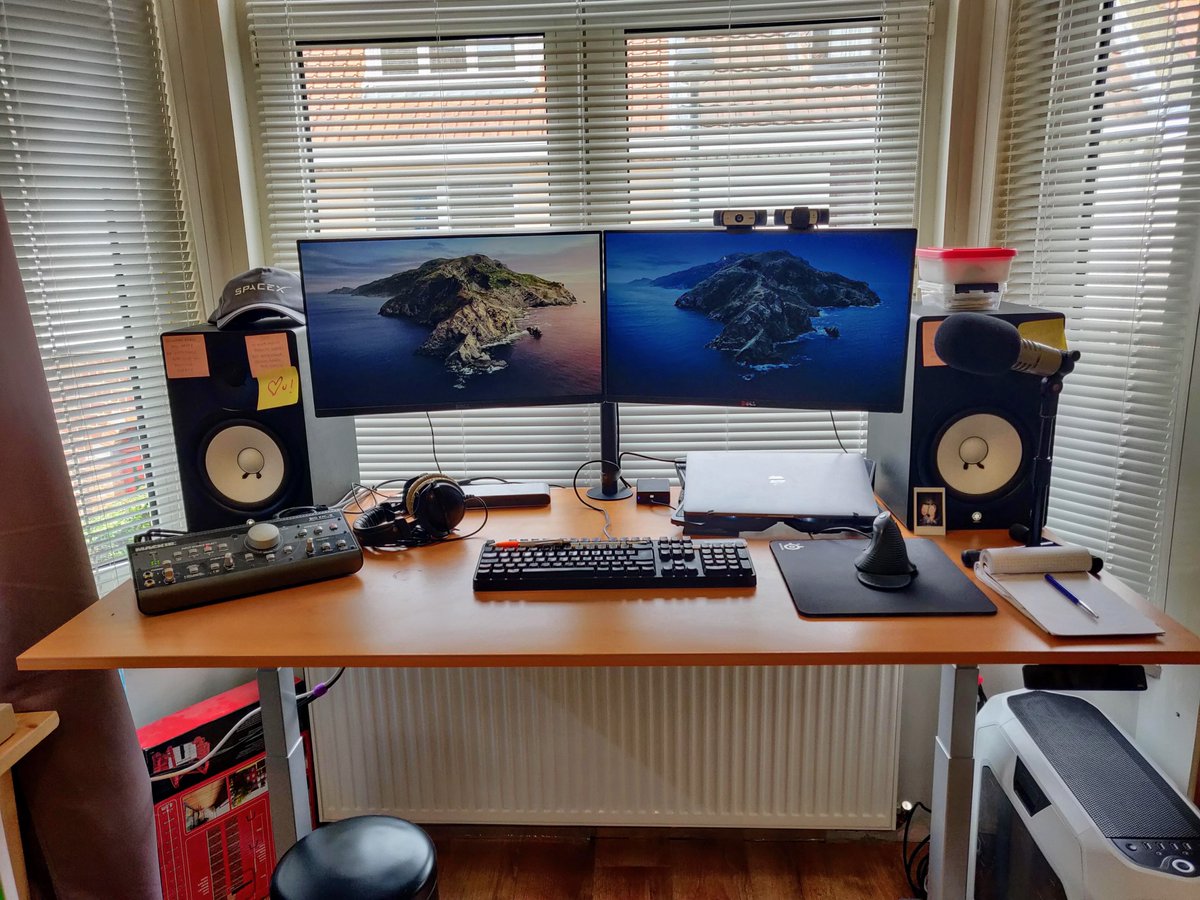 lacavediy's tweet photo. Petit #SETUPconfinement beaucoup moins gamer que les autres, mais très très geek ! Je suis electronicien et je travaille à la maison depuis des années, du coup plus confortable pour se confiner ;) https://t.co/RcoBnyPmJf