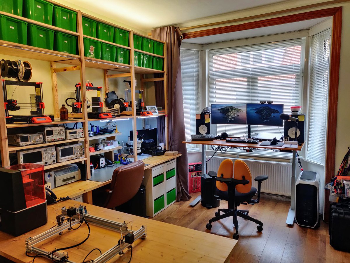 lacavediy's tweet photo. Petit #SETUPconfinement beaucoup moins gamer que les autres, mais très très geek ! Je suis electronicien et je travaille à la maison depuis des années, du coup plus confortable pour se confiner ;) https://t.co/RcoBnyPmJf
