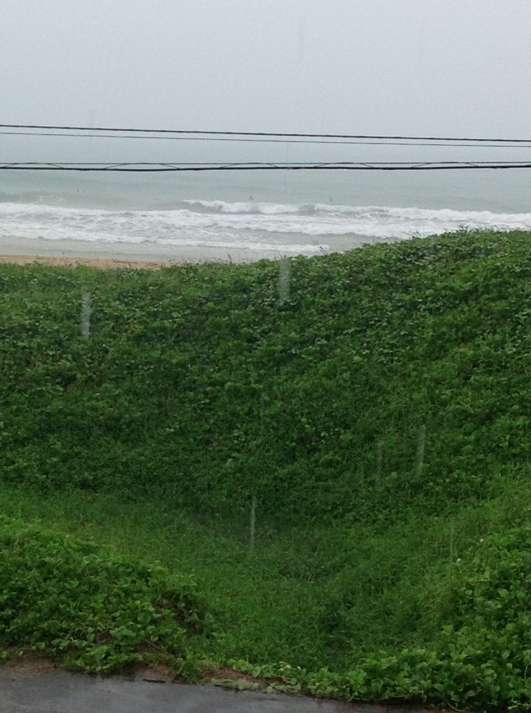 kabralcabral's tweet photo. Chuva forte no #Ceu.....e ainda tem a garotada #Surfando ..#Maravilha...#Saude ..#Paz .. https://t.co/6QgF7O3FmS