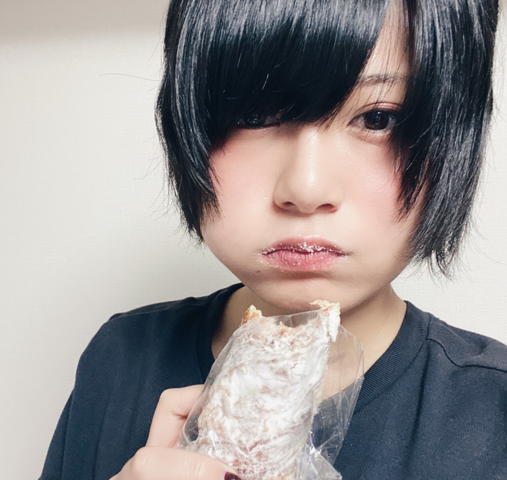 RaMu on X: 生配信おつらむ！ 毎日ゲーム配信するという目標を立ててから、この自粛生活がとても有意義になったよ！  毎日見てくれてる人ありがとうね☺️ お腹すいたからソッコーパン食べたよ t.coAwduiBvl6C  X