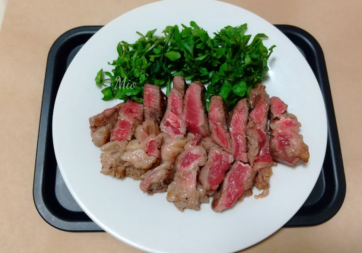 bookmiynya's tweet photo. 脂身が食べたい欲に負けてお肉焼きました！！
ダイエット中1番たべたかったのは脂身かも…
スーパーで398円のお肉です笑
柔らかくて美味しかったです😋🙌
次は赤身たべようと思います！
お肉のパートナーはクレソン✧︎

#お肉
#StayHome 
#簡単料理 
#ごちそうさまでした https://t.co/G7KaMJBbSQ