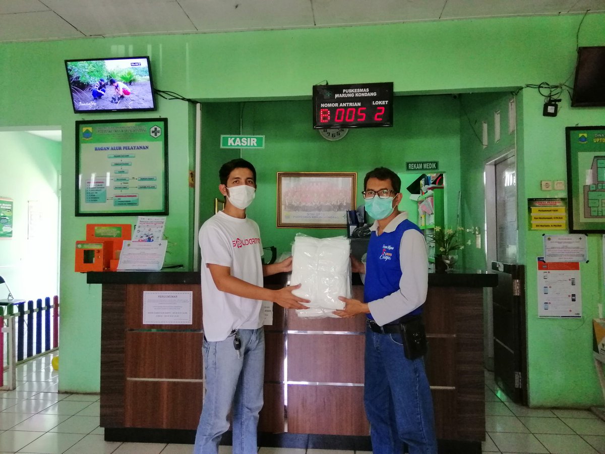 psi_cjr's tweet photo. Bantuan APD yg kami berikan mungkin belum bisa memenuhi semua kebutuhan mereka, tapi dengan segala keterbatasan kami mencoba hadir dan menguatkan bahwa mereka tenaga-tenaga medis tidak sendirian https://t.co/V1WuFk7JrS