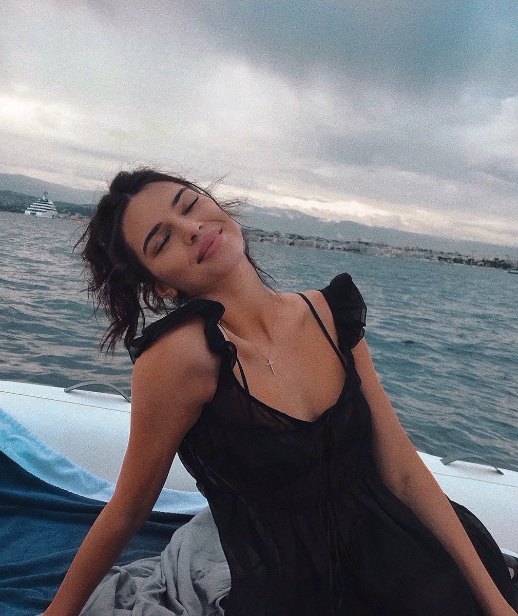 empirekendalI's tweet photo. happiness looks good on you 🖤 https://t.co/XqAPwMqTH6