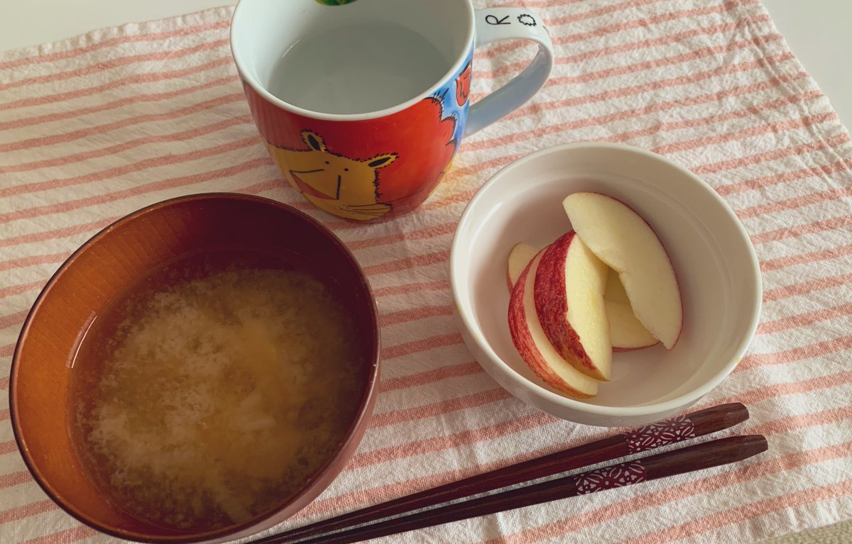 diet4641's tweet photo. 今日は回復食2日目 ☺︎

朝
白湯
味噌汁(玉ねぎ,豆腐)
りんご1/4

昼
ヨーグルト1/2パック

夜
ヨーグルト1/2パック
ゆで卵1個
温泉饅頭 4個

友達が温泉饅頭くれたので食べました♨️ https://t.co/FPyv8Bs0QR