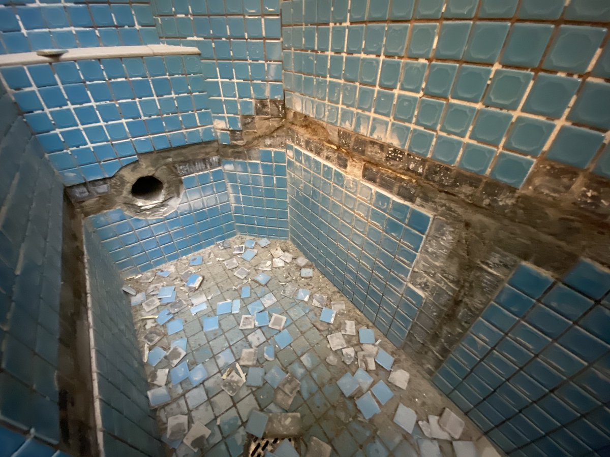 サウナの梅湯 休業中に ひび割れからの漏水修繕しています タイル をめくってみると ヒビがなんと総長15メートルありました どこで漏れているかわからないので この際 ひびというヒビを埋めなおしていきます