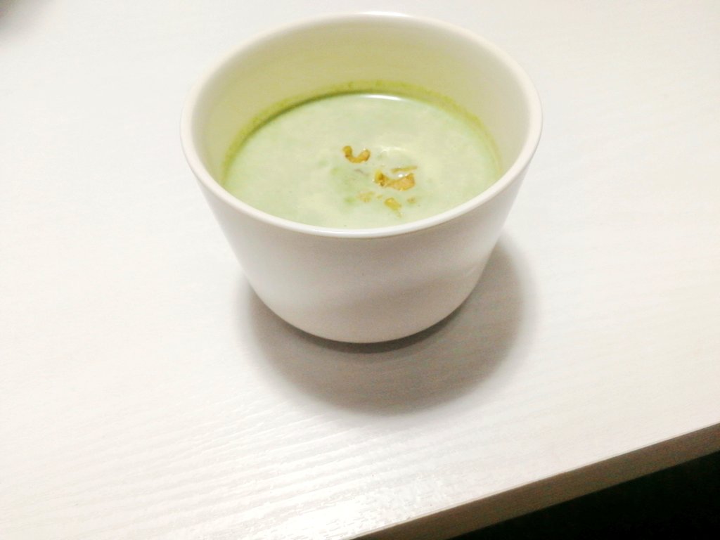 gishiru's tweet photo. 【肉は焼くよりゆでる】

ゆでる方が腎臓に優しいんです。

てことで夕食のメインは『鶏もも肉白ワインブレゼ』。
焼いた香ばしい香りが欲しかったので、最後皮だけ焼きましたw

・野菜のテリーヌ
・ほうれん草の冷製ポタージュ
・鶏もも肉の白ワインブレゼ
・イチゴバター

いただきます♪ https://t.co/vOvva4WO85
