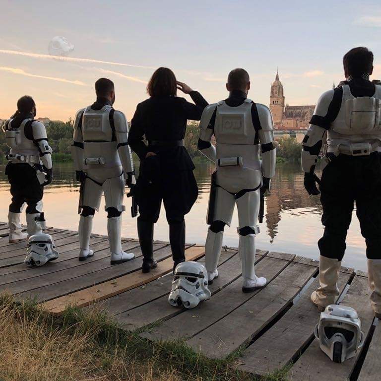 Por todos a los que hemos perdido en esta crisis
Por todos los amigos, familiares y conocidos que ya no están.
Por ellos, que han perdido la batalla contra el Covid-19, nos quitamos los cascos en señal de duelo
#501stLegion #SpanishGarrison #BadGuysDoingGood #StarWars #BucketsOff