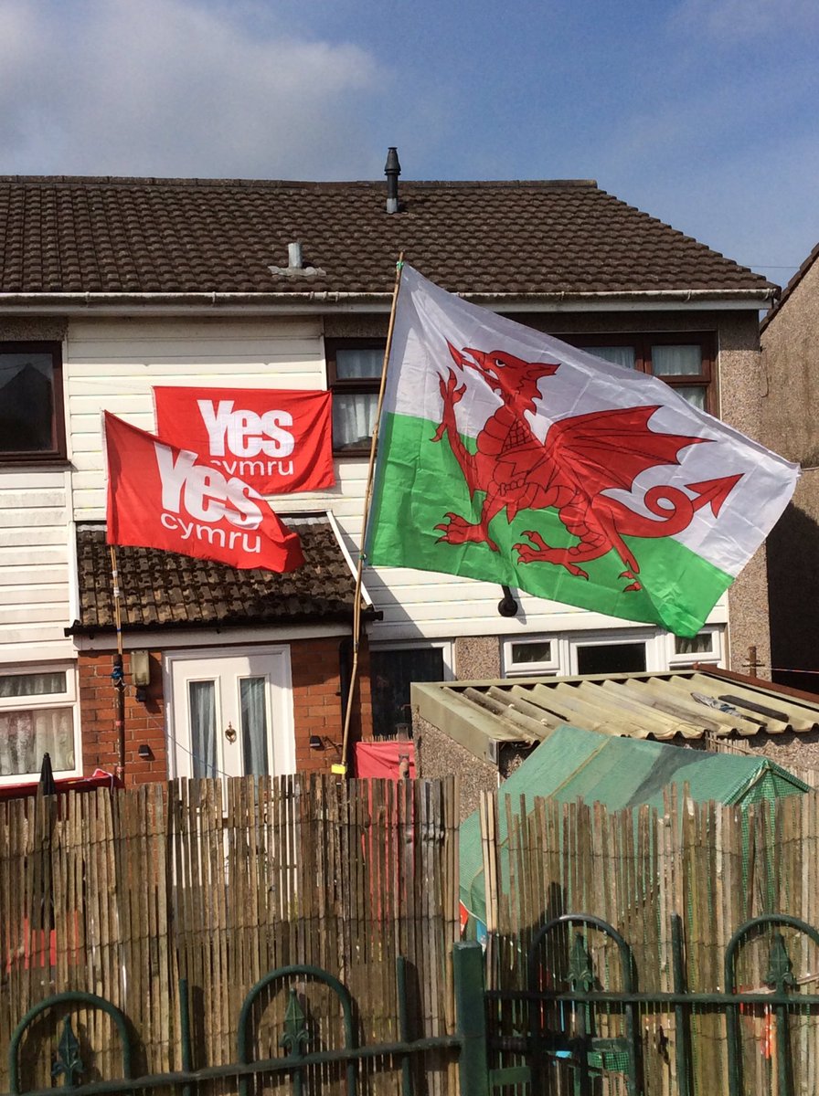 I don’t think English politicians get how fast support for #indyWales is growing in response to austerity, the capitulation of Labour to neoliberalism, and now Johnson’s coronavirus response. 

@Plaid_Cymru does though. And more power to them.

(Images by @LoveWales) 

#YesCymru
