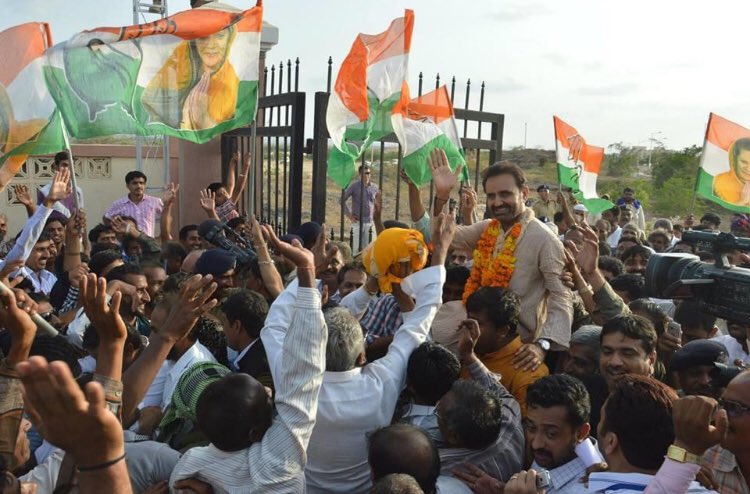 DrSamirKrSingh's tweet photo. 16 मई2014 को माननीय श्री शक्तीसिंह गोहिल जी चौथीवार गुजरात विधान सभा के सदस्य निर्वाचित हुए थे।अबरासा क्षेत्र की जनता के प्रति आभार जिन्होंने देश की राजनीति में एक योग्य, कुशल,संवेदनशील, मानवीय मूल्यों से युक्त  राजनेता को भेजने का काम किया है।@Shaktisinhgohil https://t.co/tGlHJjg7xI