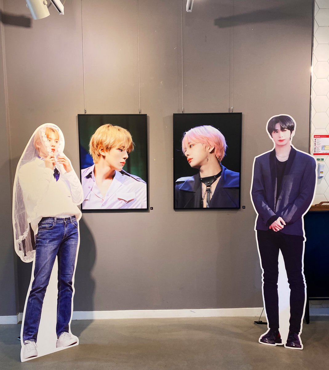 orca_9311's tweet photo. #너를사랑하는_가장보통의이유
들어가기도 전 민혁이랑 형원이가 아름다운 자태를 뽐내고o̴̶̷̥᷅⌓o̴̶̷᷄  여기서부터 전 이미 이마를 하도 쳐서 함몰되어 있었답니다 그런데 들어가보니... 고냥 천국이 아니겠어요!!! 하아... 사진으로만 보던 등신대를 가까이서 보니 더 놀랍더라구요🤦‍♀️🤦‍♀️ https://t.co/LtZM0kXdeG