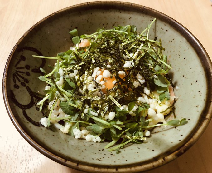 収穫できた豆苗ちゃんをぶち込んだ明太チーズ釜玉うどんです 