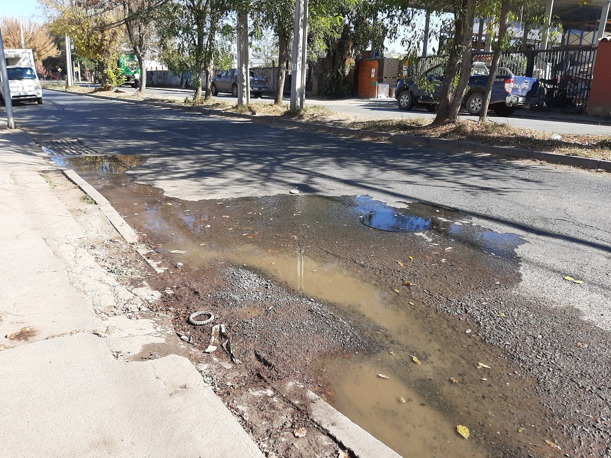 cristal_armi's tweet photo. @MIGUELARAYALOBO alcalde hay una camara en el 12, pasado el unimarc por calle garcia que esta revalzando, mal olor y agua de alcantarillado, si puede enviar equipo que lo vea, gracias @aguas_andinas https://t.co/RNffzmjCWJ