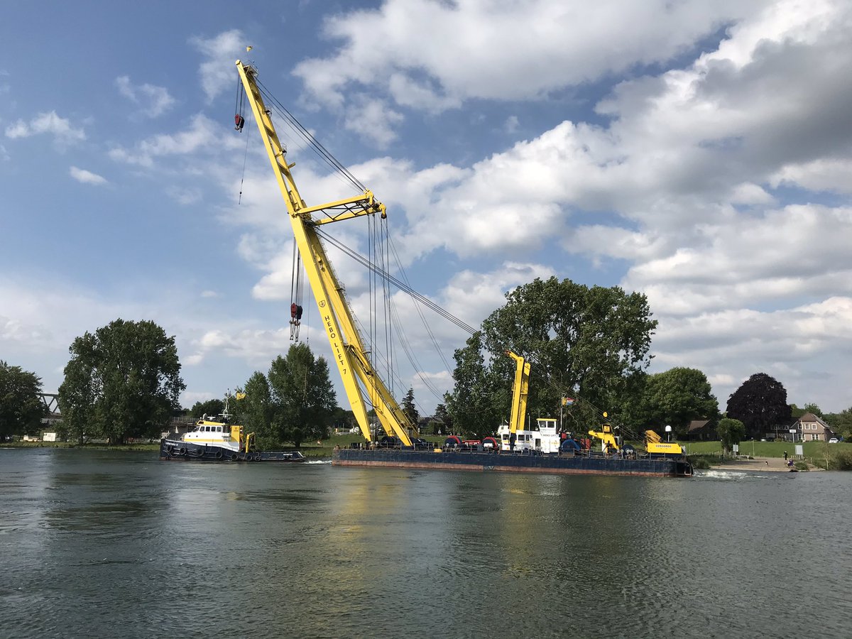 De fietsbrug #Maaswaalpad #cuijk-#Mook ligt, de (hijs)bokken zijn weg, de #stremming van de #Maas ter plaatse is opgeheven #Rijkswaterstaat <a href="/HEBOMaritiem/">HEBO Maritiem</a>