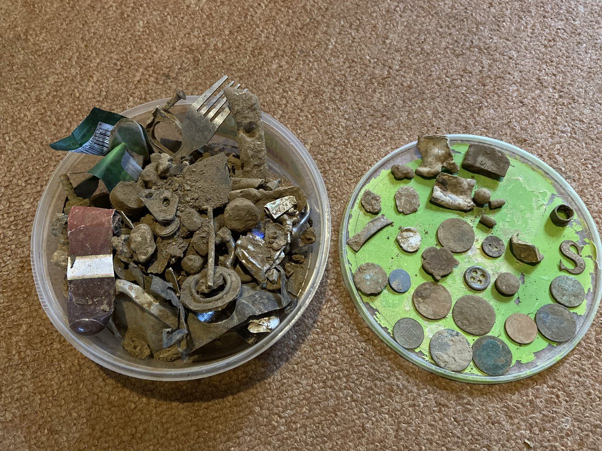 LittleJohn_RC's tweet photo. Well it was a hard days digging and enjoyed living the dream, finding canslaw and shotgun ends 🤪 Now it’s Treasure from Trash Time 👍 #MetalDetectingUK #TreasureFromTrash #MetalDetectingFinds #Scrap #Coins #Buttons #Lead #MedievalRing #GirlGuidesBadge #ClothSeal https://t.co/5V0TEmXoRG