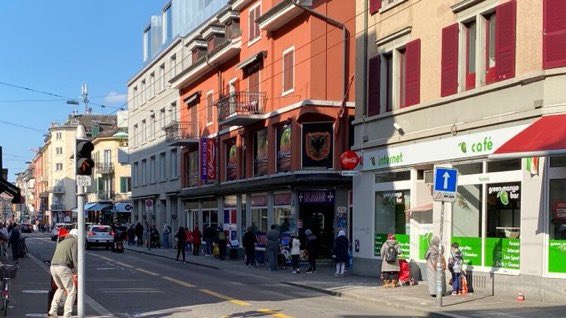 pakTagi's tweet photo. Ein Samstag in Zürich, Switzerland
-Hunderte stehen an der Langstrasse für Nahrungspakete an.
-Dutzende stehen an der Poststrasse für ein Gucci-Täschli an.
Bilder: @resnajd @FabianMolinaNR https://t.co/ajaY0Cm7wm
