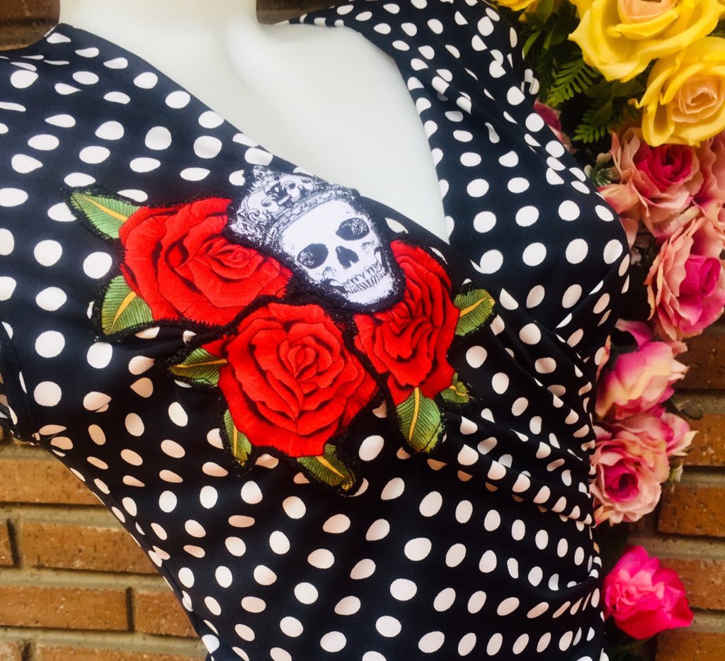 For Spring Lovers 🌹💀🌹
Vestido de topos Rocky Demon
Talla S/M. 15€
.
.
.
#rockydemon #dress #goodtime #springlovers #spring #springsummer2020 #fashion #ropa #moda #doot #skull #tattoo #skullandroses #original #madrid #handmade