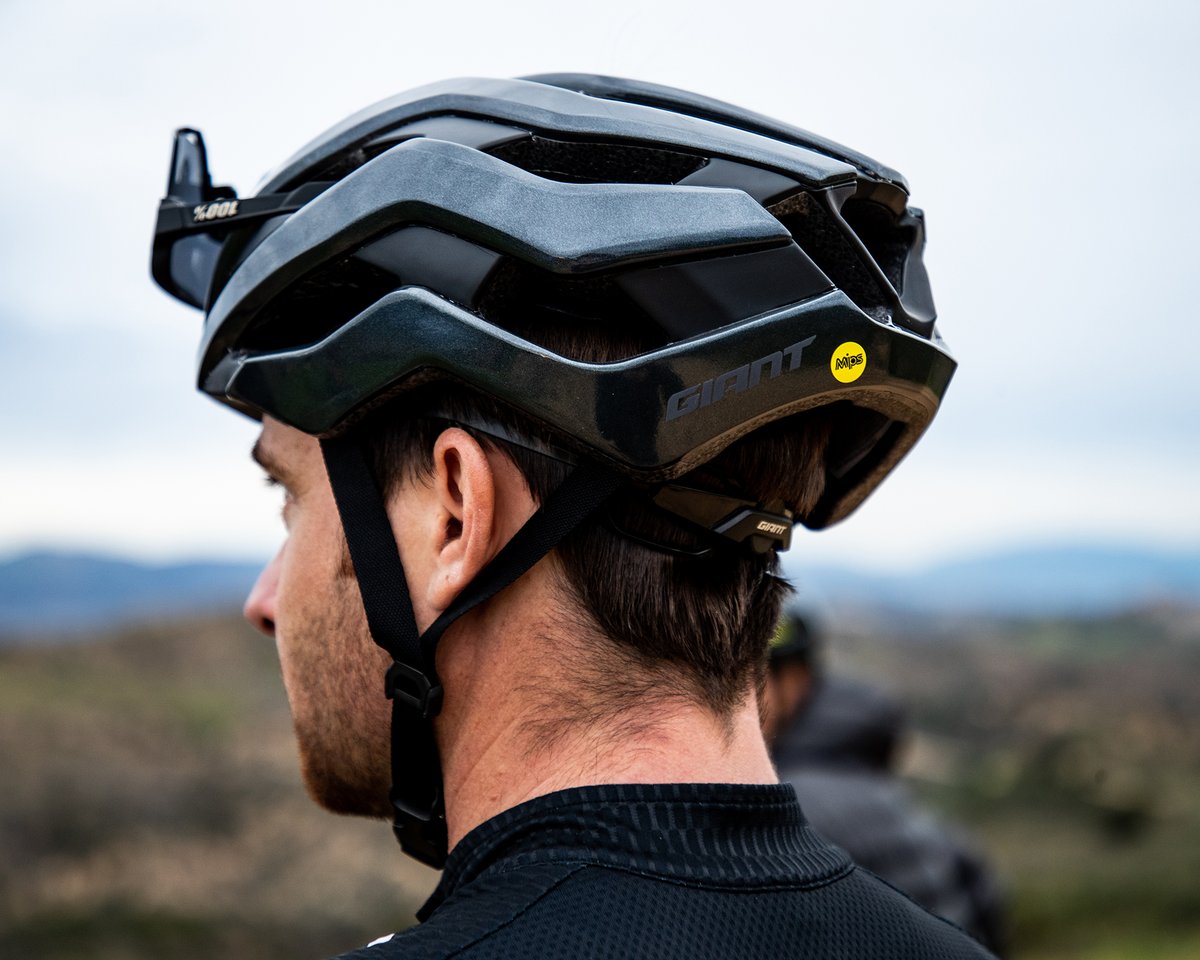 ridegiantbikes's tweet image. From XC to gravel, the all-new Rev Pro MIPS helmet is the choice of the Giant Factory Off-Road Team for lightweight performance, ventilation and maximum safety with all-day comfort. 

See the new Rev Pro here: ow.ly/n6uI50zmJPM

#RevPro #ProAdvantage ow.ly/kSqf50zsoB7